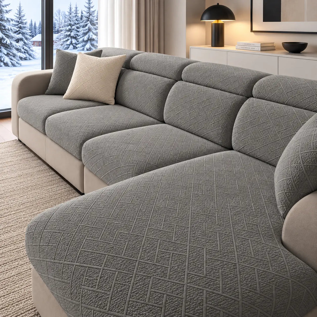 Grijze gestructureerde hoezen op een hoekbank met chaise longue en kussens in een sfeervolle woonkamer 20