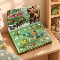 Groene adventskalender met dinosaurusprentje, halfopen op een houten kastje in een kinderkamer, met een paar kleurige speelgoeddinosaurussen op de luikjes. 1