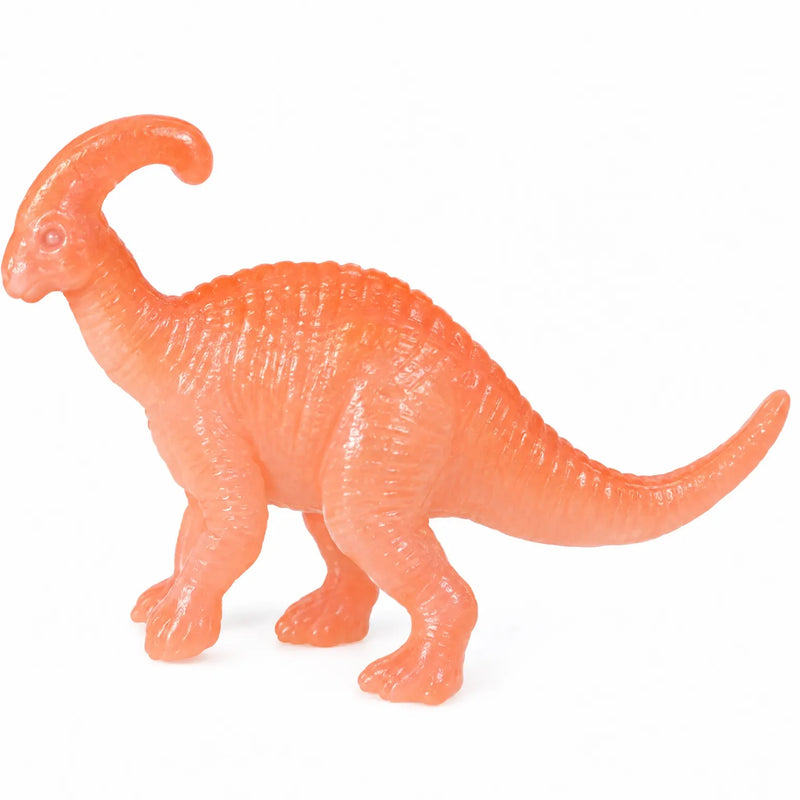 Close-up van een oranje dinosaurusfiguurtje met gebogen kam op de kop, vrijgesteld tegen een witte achtergrond. 4