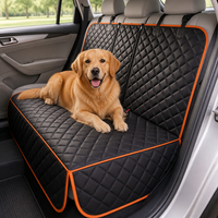 Golden retriever ligt op de zwarte, ruitvormig gestikte achterbankhoes met oranje bies, vastgemaakt aan de hoofdsteunen van een zilverkleurige auto. 8