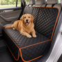 Golden retriever ligt op de zwarte, ruitvormig gestikte achterbankhoes met oranje bies, vastgemaakt aan de hoofdsteunen van een zilverkleurige auto. 8