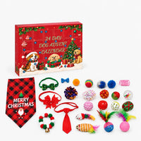 Rode adventskalender met alle 24 inhoud-items uitgestald op een witte achtergrond: bandana, strikjes, stropdas, ballen, een veerspeeltje en knuffelmuizen. 2