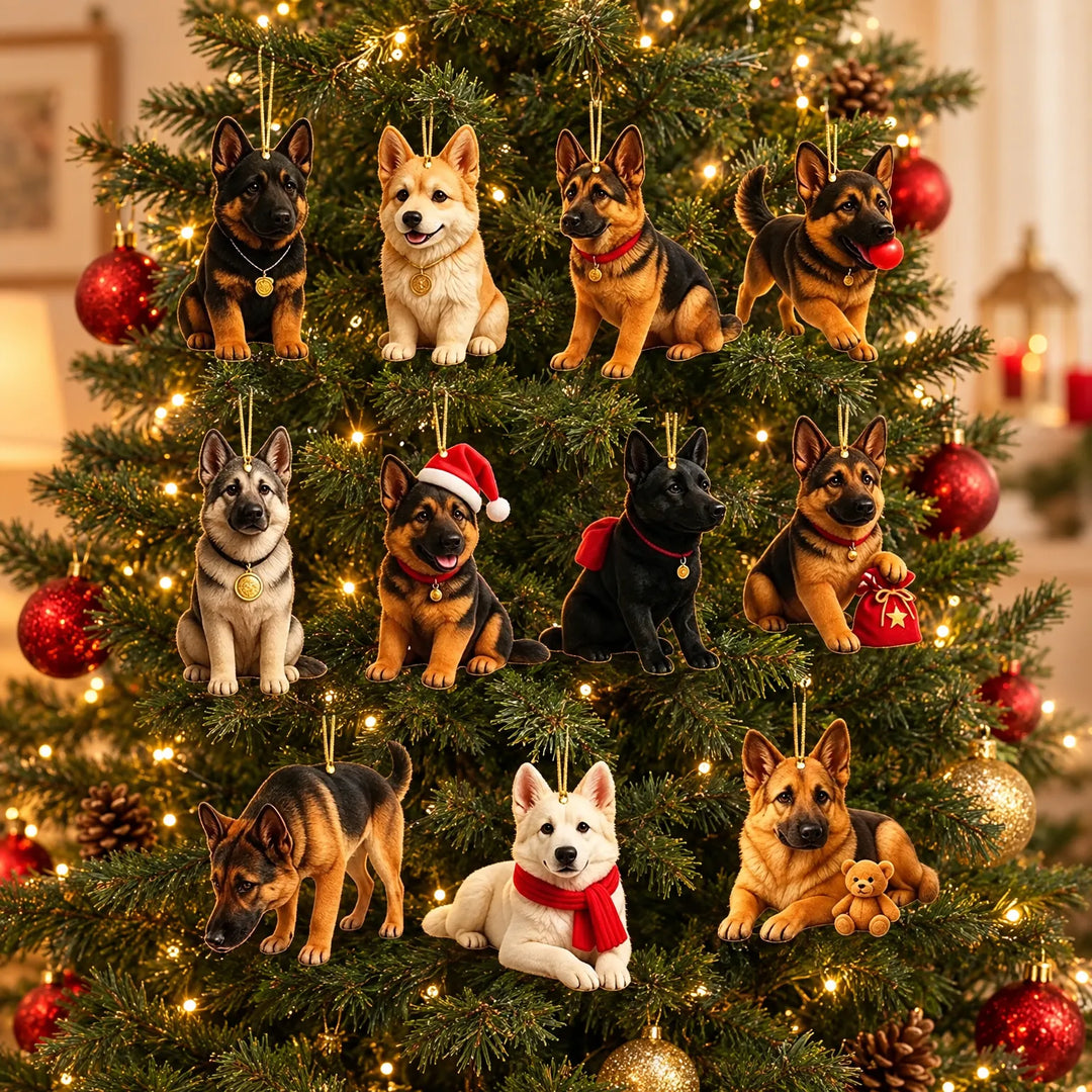 Elf hondenfiguurtjes in verschillende poses en met kerstaccessoires hangen aan gouden lusjes in een versierde, verlichte kerstboom met rode en gouden ballen. 1
