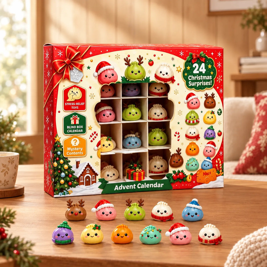 Rode kerstdoos met venster op een houten tafel in een gezellige woonkamer, met tien kleurige dumplingfiguurtjes ervoor uitgestald. 1