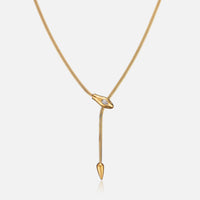 Gouden slangenketting met slangenkop met heldere steen en puntig uiteinde, recht van voren op lichte achtergrond 1