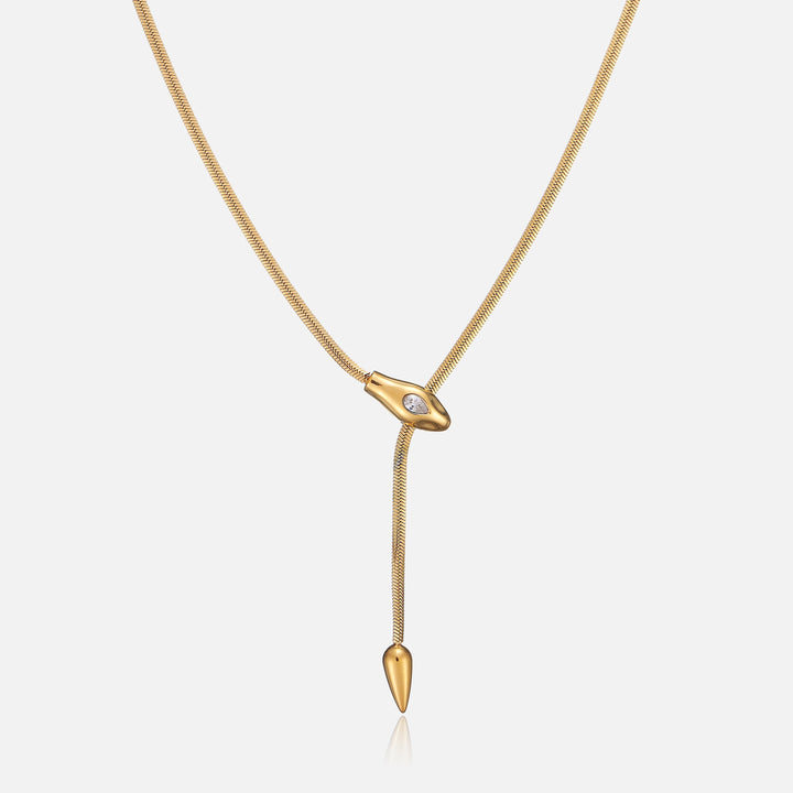 Gouden slangenketting met slangenkop met heldere steen en puntig uiteinde, recht van voren op lichte achtergrond 1