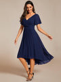 Model in marineblauwe chiffon jurk met V-hals en korte mouwen, zwiert in beweging met zwarte sandalen. 52