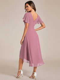 Achterkant van de oudroze jurk met diepe V-rug, ritssluiting en lopende asymmetrische zoom, gedragen door een model. 59