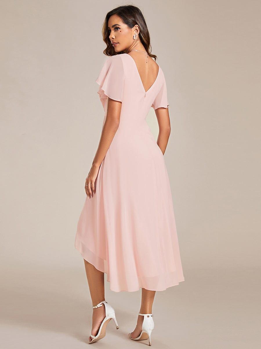 Roze jurk van achteren, met diepe V-rug, rits en asymmetrische chiffon zoom, gedragen met witte hakken 16