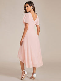 Roze jurk van achteren, met diepe V-rug, rits en asymmetrische chiffon zoom, gedragen met witte hakken 16