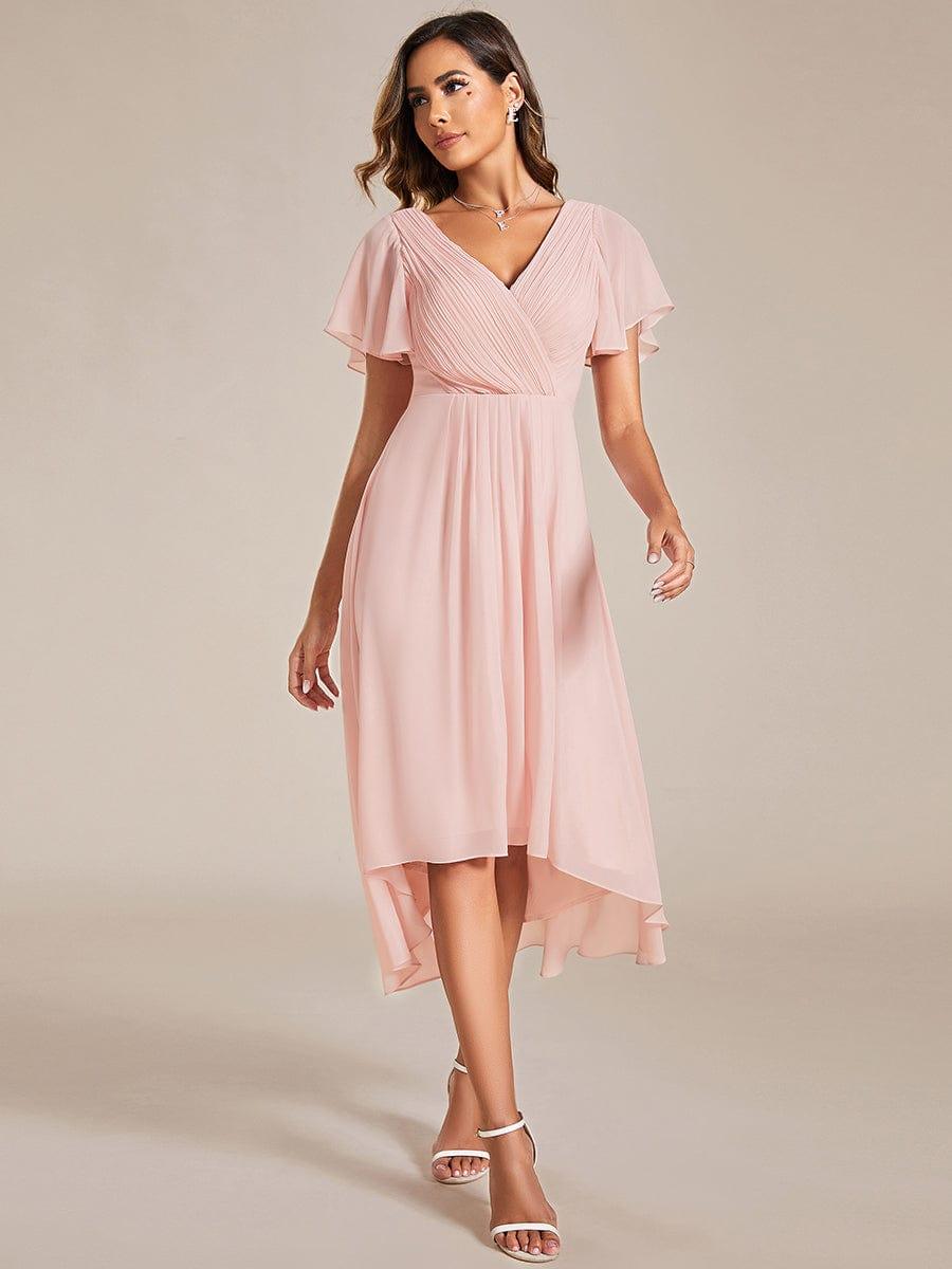 Roze jurk in beweging, model loopt in witte sandalen, zoom korter voor en langer achter 20