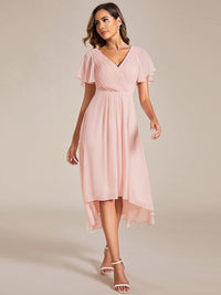 Roze jurk in beweging, model loopt in witte sandalen, zoom korter voor en langer achter 20