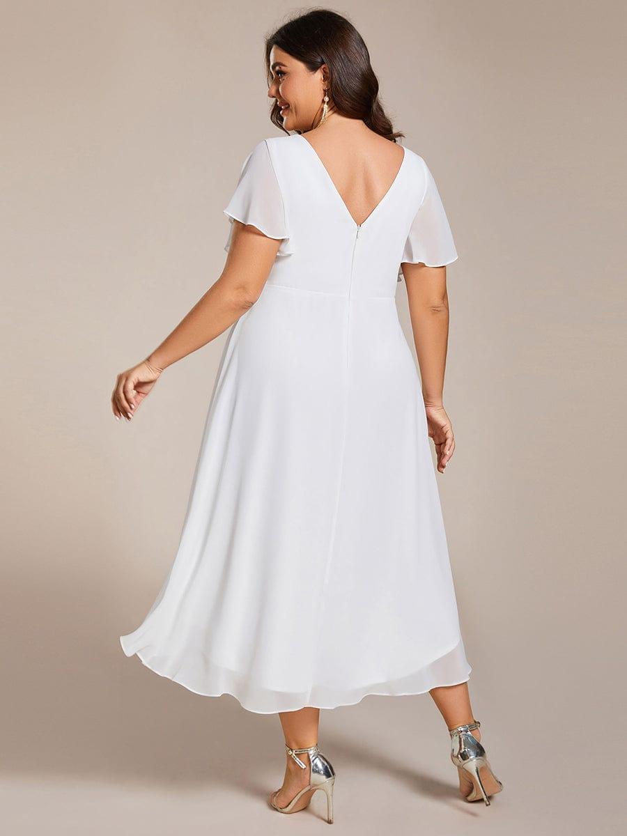 Achterkant van de witte jurk bij een model met maatje meer, met diepe V-rug en ritssluiting. 74