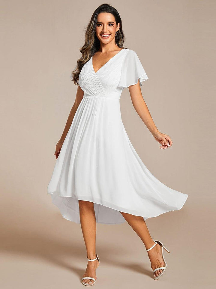 Model draait in de witte jurk, waardoor de asymmetrische chiffon zoom wijd uitwaaiert. 72