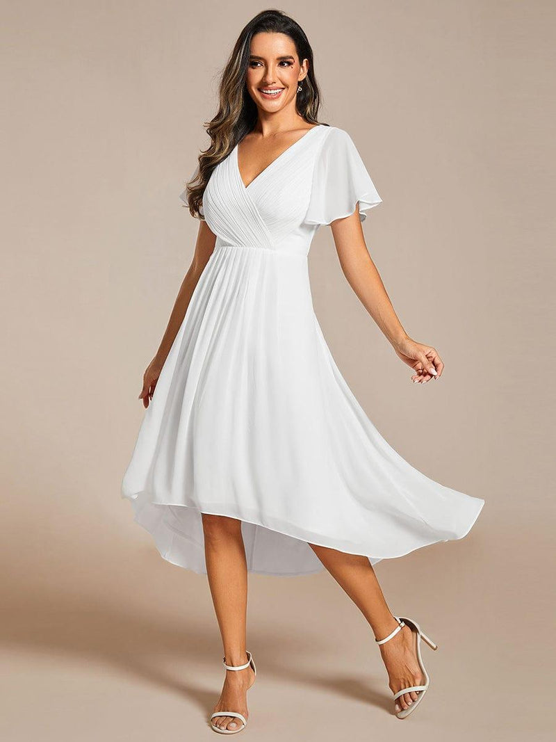 Model draait in de witte jurk, waardoor de asymmetrische chiffon zoom wijd uitwaaiert. 72