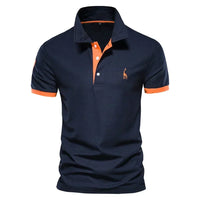 Marineblauw poloshirt met oranje kraagrand, oranje knoopstrook, oranje mouwboorden en geborduurde oranje giraf 1