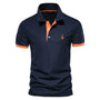 Marineblauw poloshirt met oranje kraagrand, oranje knoopstrook, oranje mouwboorden en geborduurde oranje giraf 1
