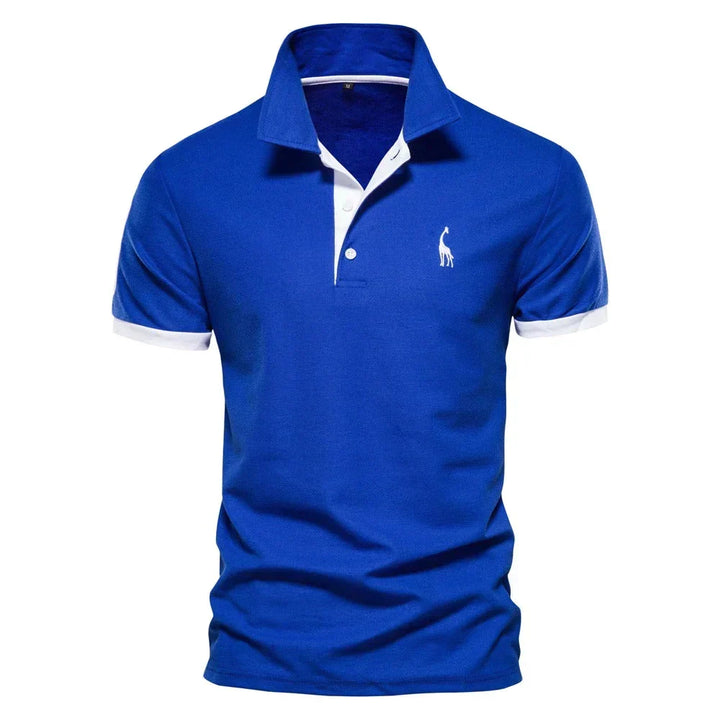 Felblauw poloshirt met witte kraagrand, witte knoopstrook, witte mouwboorden en een geborduurde witte giraf 2