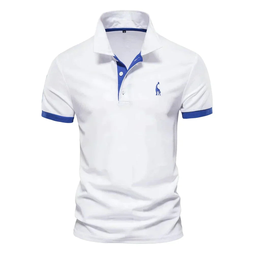 Wit poloshirt met blauwe kraagrand, blauwe knoopstrook, blauwe mouwboorden en een geborduurde blauwe giraf 3