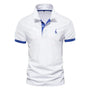 Wit poloshirt met blauwe kraagrand, blauwe knoopstrook, blauwe mouwboorden en een geborduurde blauwe giraf 3