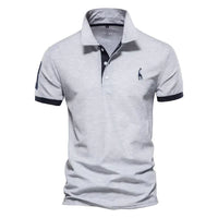 Lichtgrijs poloshirt met donkerblauwe mouwboorden en knoopstrook, een geborduurde giraf en een nummer op de mouw 4