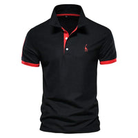 Zwart poloshirt met rode kraagrand, rode knoopstrook, rode mouwboorden en een geborduurde rode giraf 6