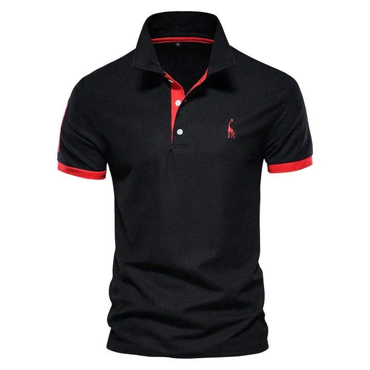 Zwart poloshirt met rode kraagrand, rode knoopstrook, rode mouwboorden en een geborduurde rode giraf 6