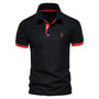 Zwart poloshirt met rode kraagrand, rode knoopstrook, rode mouwboorden en een geborduurde rode giraf 6