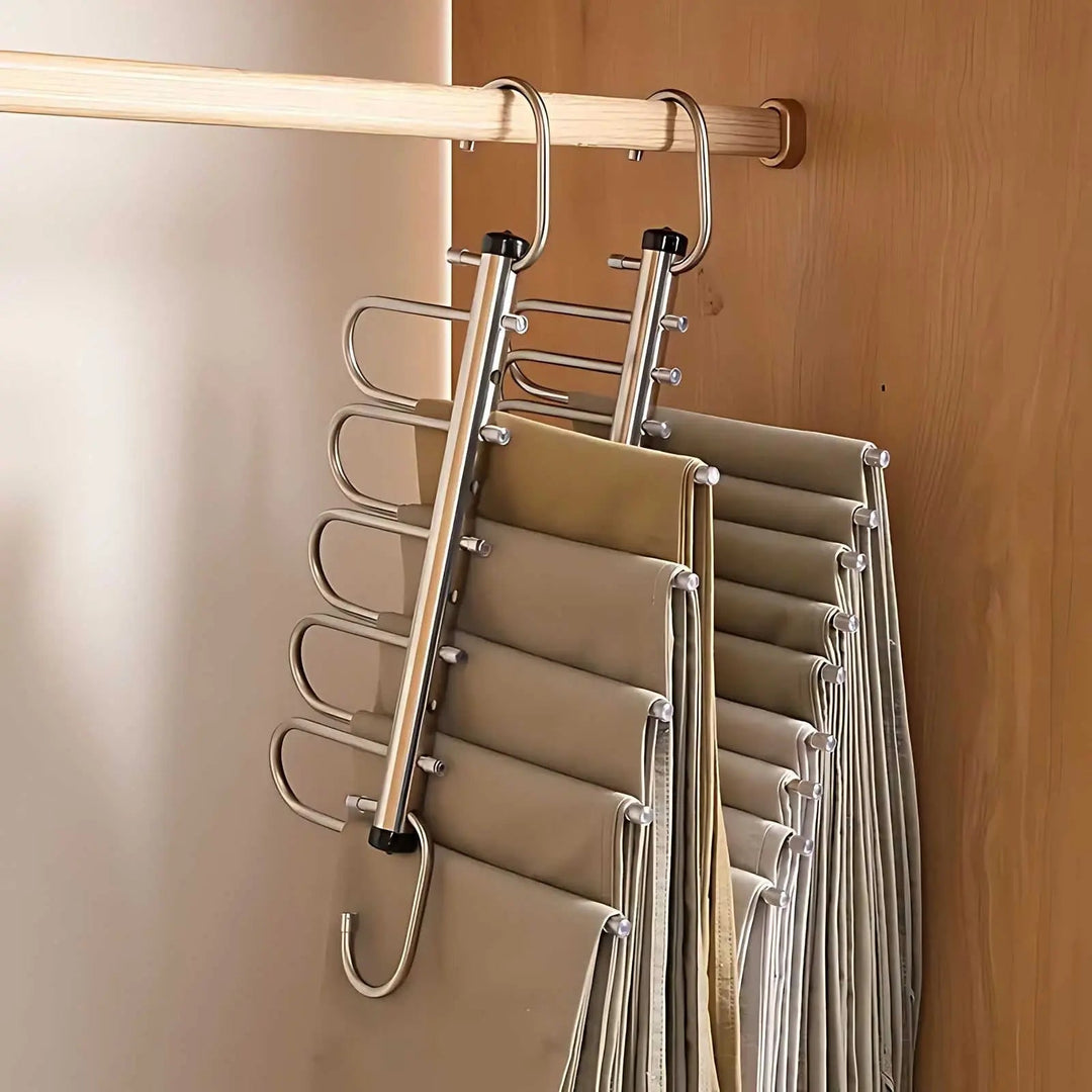 Twee uitgeklapte rekken met meerdere beugels hangen naast elkaar aan de kledingstang, elk beladen met opgehangen broeken. 4