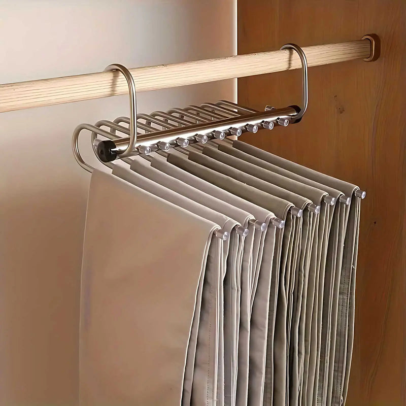 Ingeklapt rek met haken en roestvrij stalen stang, waaraan een rij broeken naast elkaar hangt. 5
