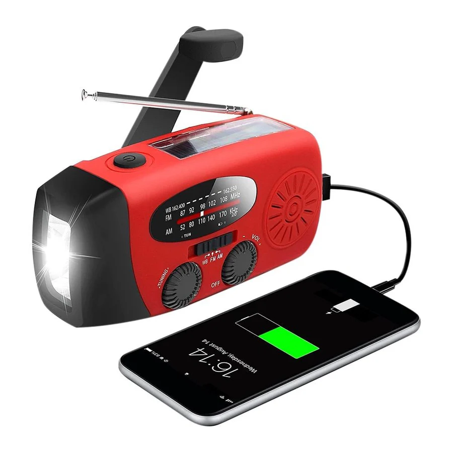 Rode noodradio met brandende zaklamp en uitgeschoven antenne laadt via een USB-kabel een smartphone op 1