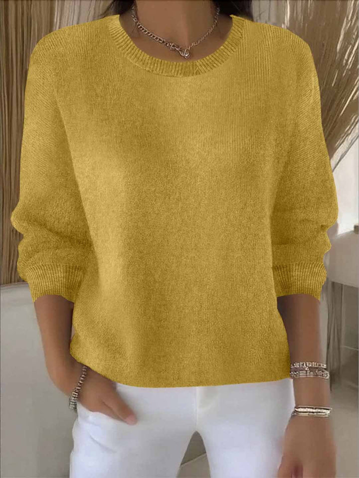 Mosterdgele gebreide trui met ribboord aan de manchetten, gedragen met een witte broek 8