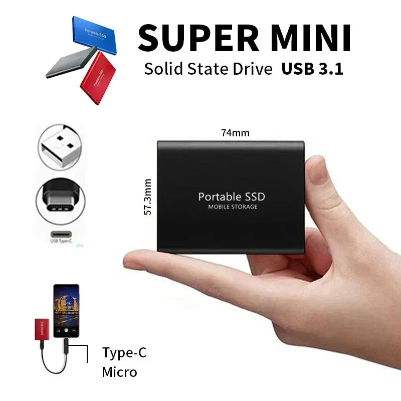 Zwarte compacte SSD op de handpalm om het kleine formaat te tonen, met afmetingen en USB-aansluitingen links. 3
