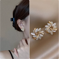 Elegante Opalblumen-Ohrstecker