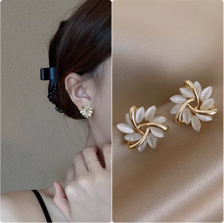 Elegante Opalblumen-Ohrstecker