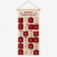 Voorkant van de stoffen adventskalender met 24 rode en crème vakjes vol kerstversiering en snoep, op een witte achtergrond. 2