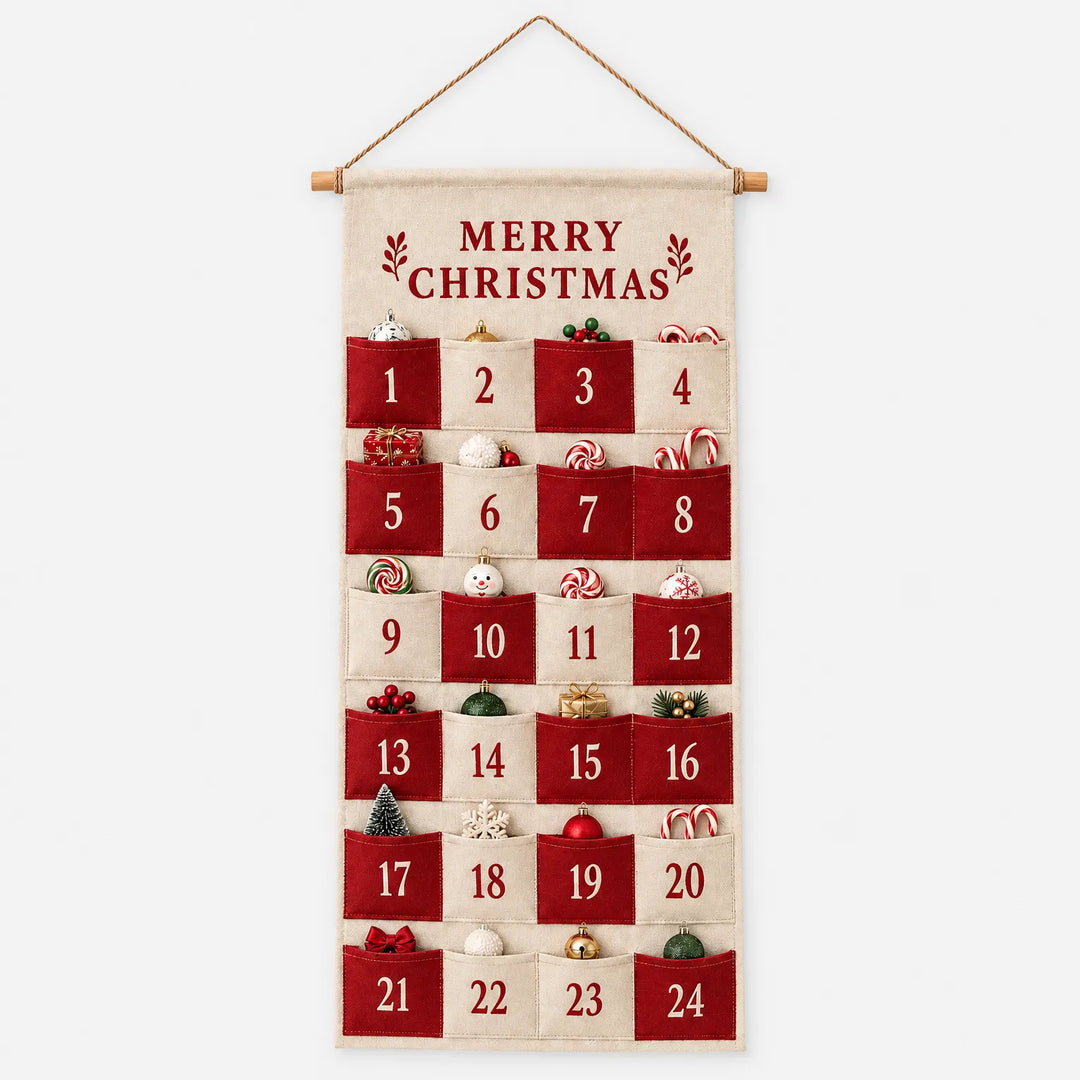 Stoffen adventskalender met houten stokje en touw, volledig gevuld met kerstballen, rietjes snoep en een sneeuwpopje, op een effen lichte achtergrond. 4