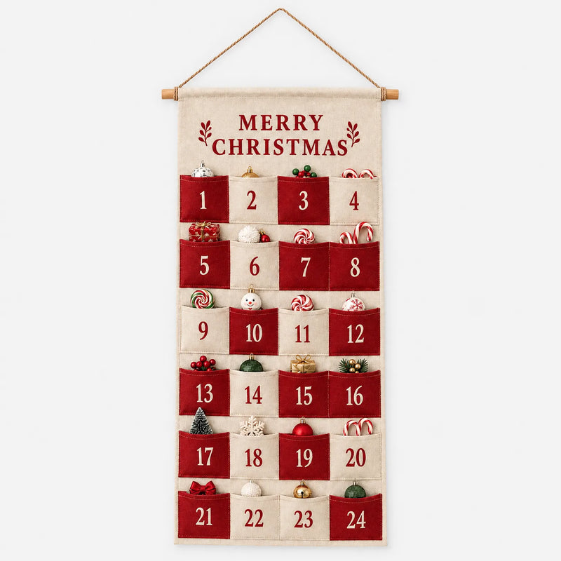 Stoffen adventskalender met houten stokje en touw, volledig gevuld met kerstballen, rietjes snoep en een sneeuwpopje, op een effen lichte achtergrond. 4