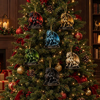 Zes drakenornamenten in rood, goud, blauw, groen, crème en zwart hangen aan gouden koordjes in een verlichte kerstboom met rode strikken. 1