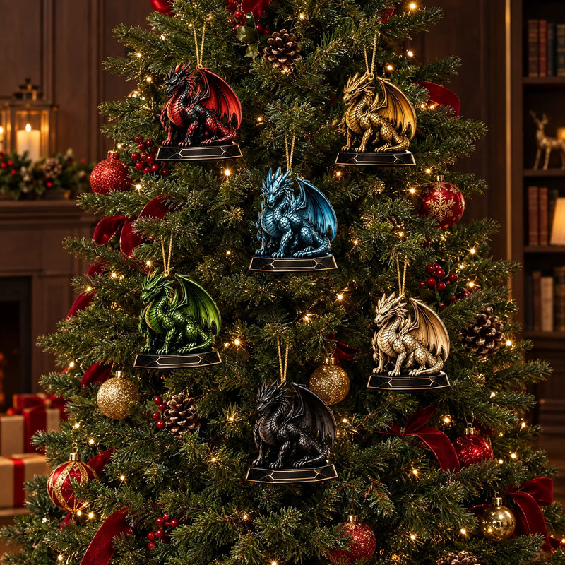 Zes drakenornamenten in rood, goud, blauw, groen, crème en zwart hangen aan gouden koordjes in een verlichte kerstboom met rode strikken. 1