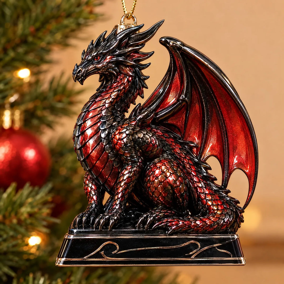 Close-up van een rood met zwart glanzend drakenornament met schubben en vleugel op een zwart voetstuk, hangend voor een kerstboom. 3