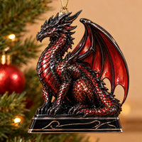 Close-up van een rood met zwart glanzend drakenornament met schubben en vleugel op een zwart voetstuk, hangend voor een kerstboom. 3