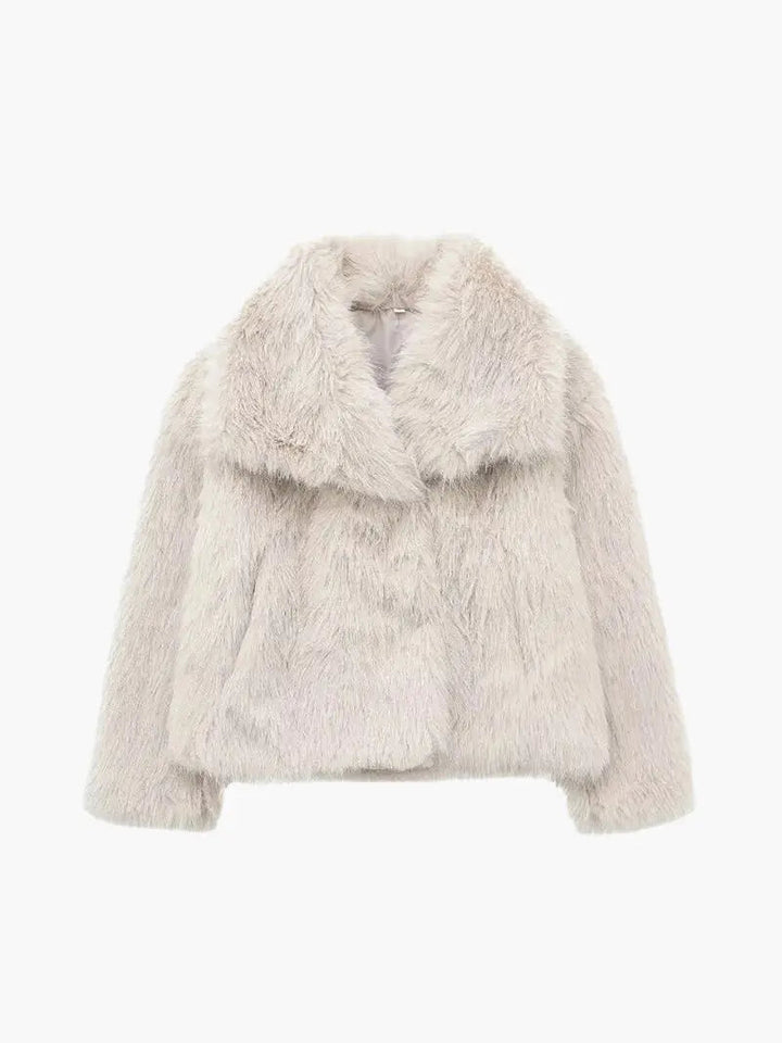 Pluizige bontjas in crèmebeige met brede kraag, los neergelegd op een witte achtergrond 1
