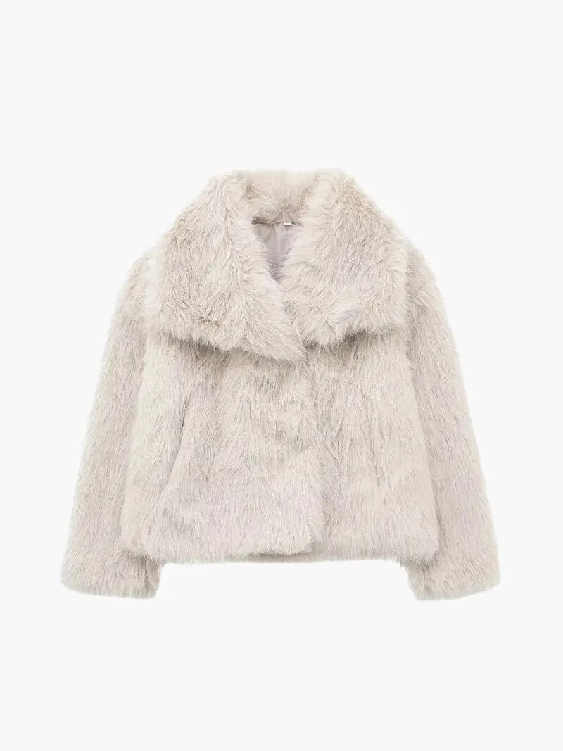 Pluizige bontjas in crèmebeige met brede kraag, los neergelegd op een witte achtergrond 1