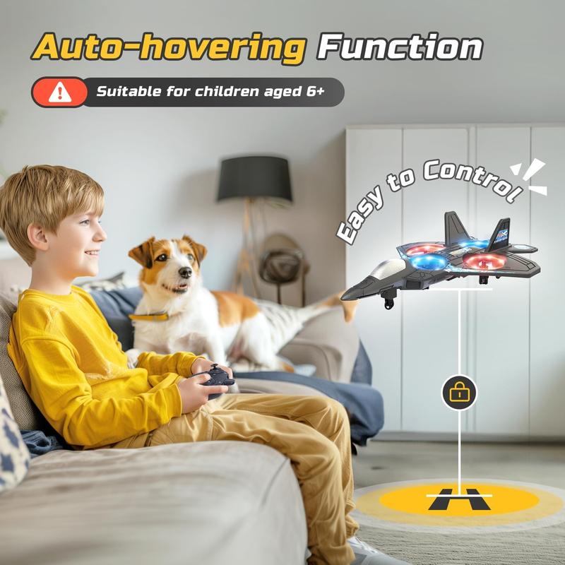 Jongen op een bank bedient met een controller het zwevende vliegtuig boven een landingsplaats, terwijl een hond toekijkt. 6