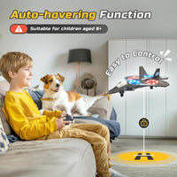 Jongen op een bank bedient met een controller het zwevende vliegtuig boven een landingsplaats, terwijl een hond toekijkt. 6