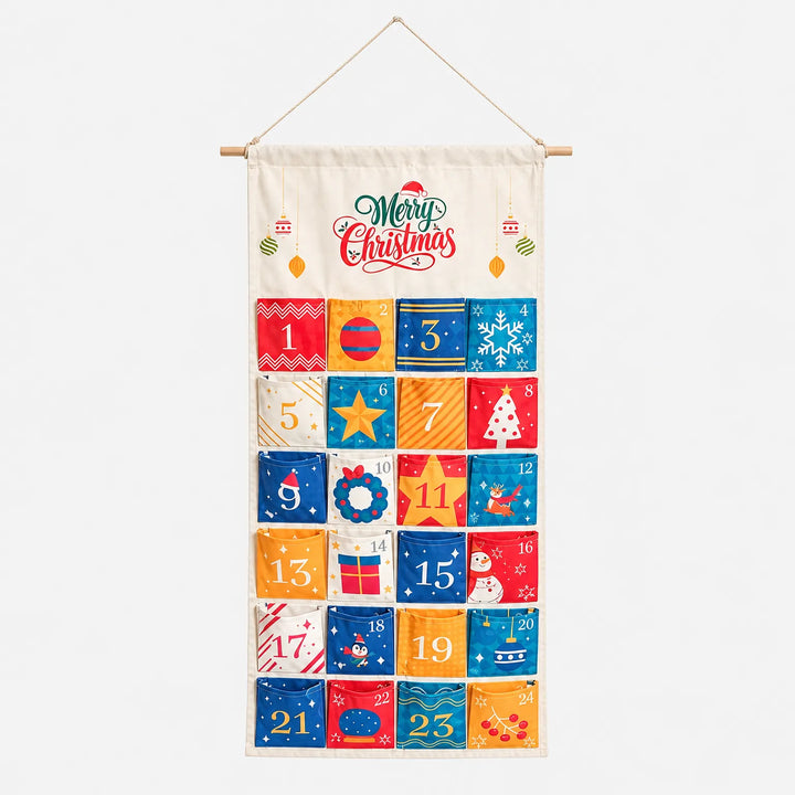 Hangende stoffen adventskalender in een kleurrijke variant met rode, gele en blauwe zakjes, gefotografeerd tegen een witte achtergrond. 2