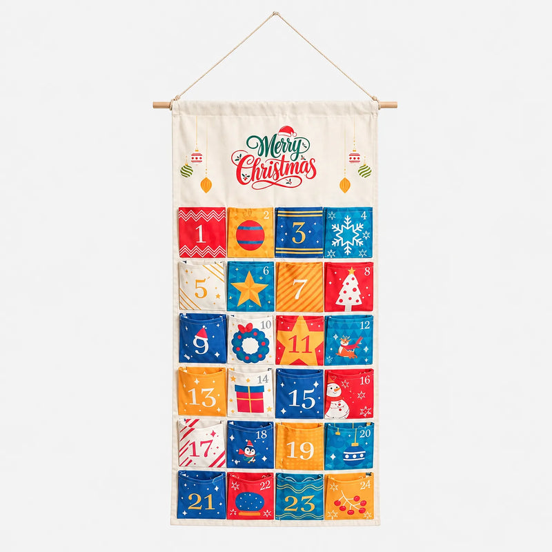 Hangende stoffen adventskalender in een kleurrijke variant met rode, gele en blauwe zakjes, gefotografeerd tegen een witte achtergrond. 2