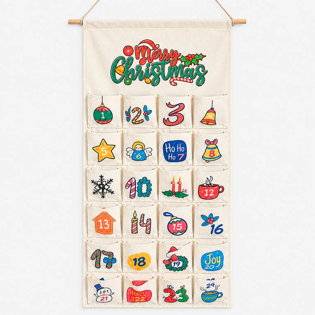 Voorkant van de crèmekleurige stoffen adventskalender met 24 zakjes met getekende kerstfiguurtjes, aan een houten stok. 3