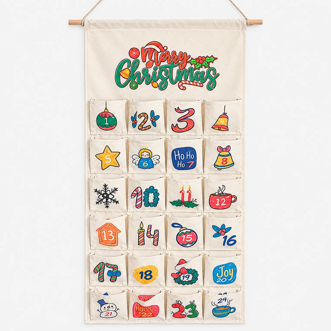 Crèmekleurige adventskalender van stof met getekende kerstmotieven op de 24 zakjes, hangend aan een houten stok met touw. 5